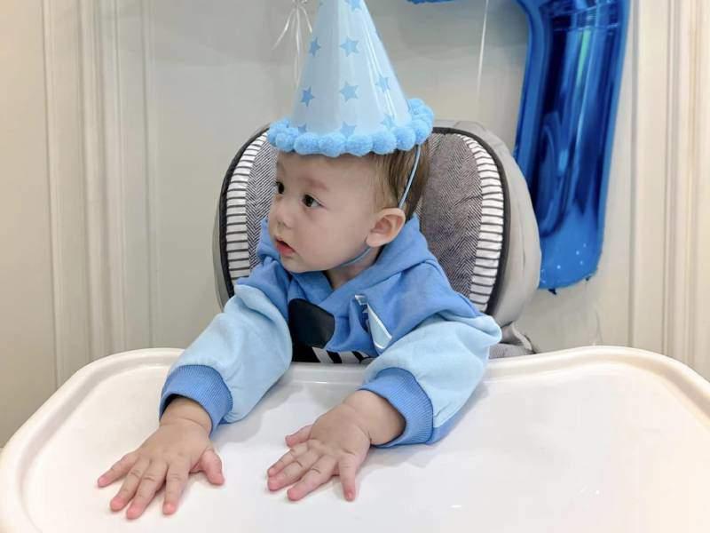 Quý tử lai Tây nhà Bùi Tiến Dũng chưa 1 tuổi sinh nhật 7 lần, mắt màu lạ giống bố hơn mẹ-1