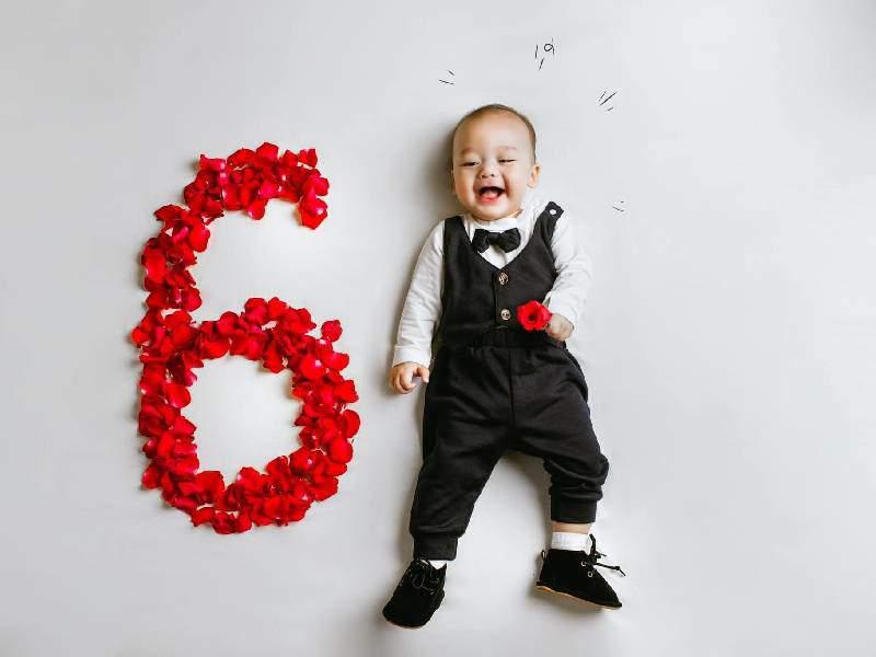 Quý tử lai Tây nhà Bùi Tiến Dũng chưa 1 tuổi sinh nhật 7 lần, mắt màu lạ giống bố hơn mẹ-7