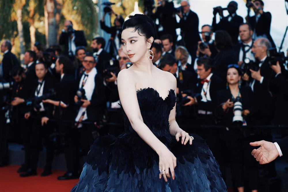 Phạm Băng Băng bị chụp lén trên tàu điện, mặc thùng thình nhưng toát khí chất quý bà, đeo vòng tay cỡ chục tỷ-1