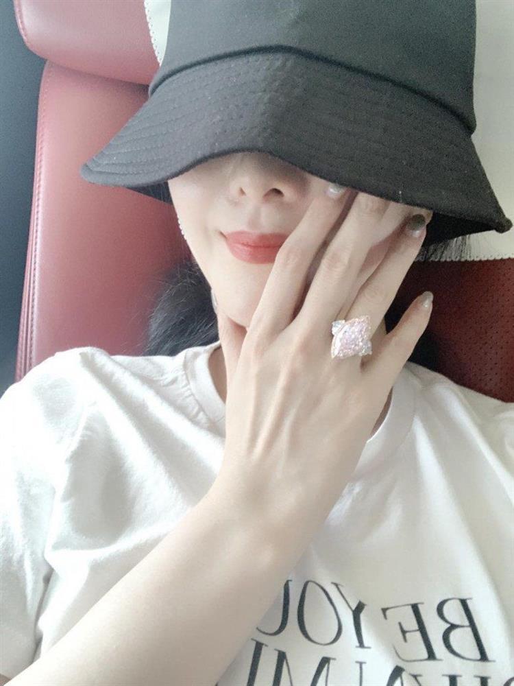 Phạm Băng Băng bị chụp lén trên tàu điện, mặc thùng thình nhưng toát khí chất quý bà, đeo vòng tay cỡ chục tỷ-8