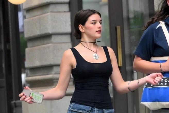 Loạt khoảnh khắc gây xao xuyến của thiếu nữ tuổi 17 - Suri Cruise-8