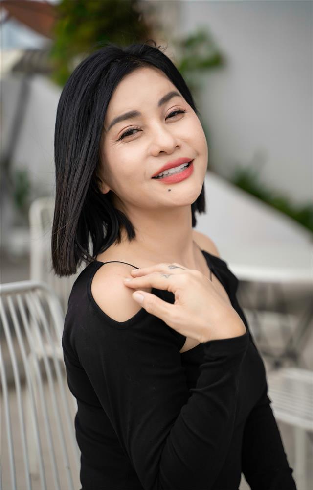 Được bạn trai bên Mỹ cho 500 triệu, Cát Phượng vẫn giản dị đi bán vé, nhan sắc ít phấn son gây chú ý-1