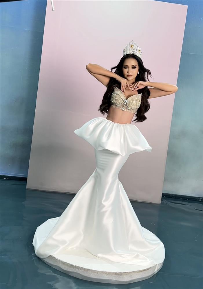 Hoa hậu Ngọc Châu khoe dáng đồng hồ cát-1