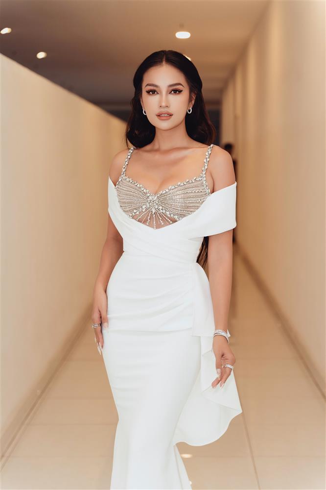 Hoa hậu Ngọc Châu khoe dáng đồng hồ cát-7