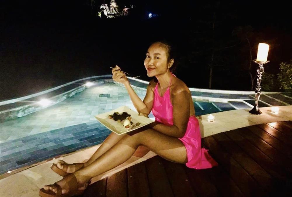 Làn da nâu không làm khó được Đoan Trang khi diện đồ sặc sỡ đi biển-1