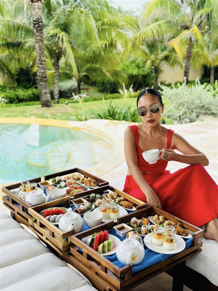 Làn da nâu không làm khó được Đoan Trang khi diện đồ sặc sỡ đi biển-2