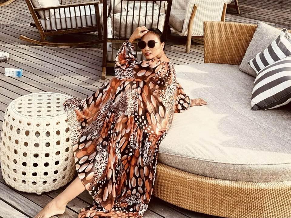 Làn da nâu không làm khó được Đoan Trang khi diện đồ sặc sỡ đi biển-3