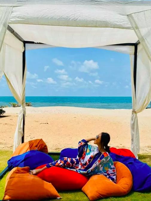 Làn da nâu không làm khó được Đoan Trang khi diện đồ sặc sỡ đi biển-4