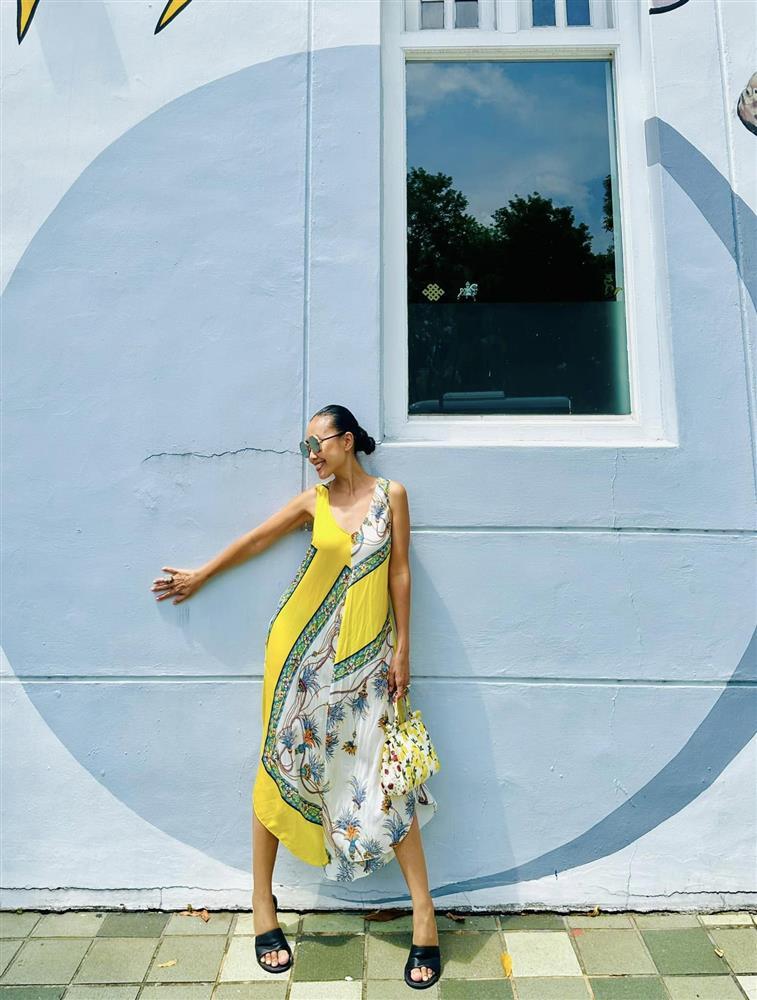 Làn da nâu không làm khó được Đoan Trang khi diện đồ sặc sỡ đi biển-5