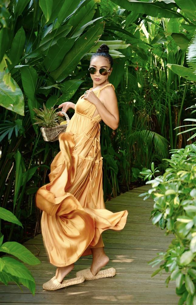 Làn da nâu không làm khó được Đoan Trang khi diện đồ sặc sỡ đi biển-6