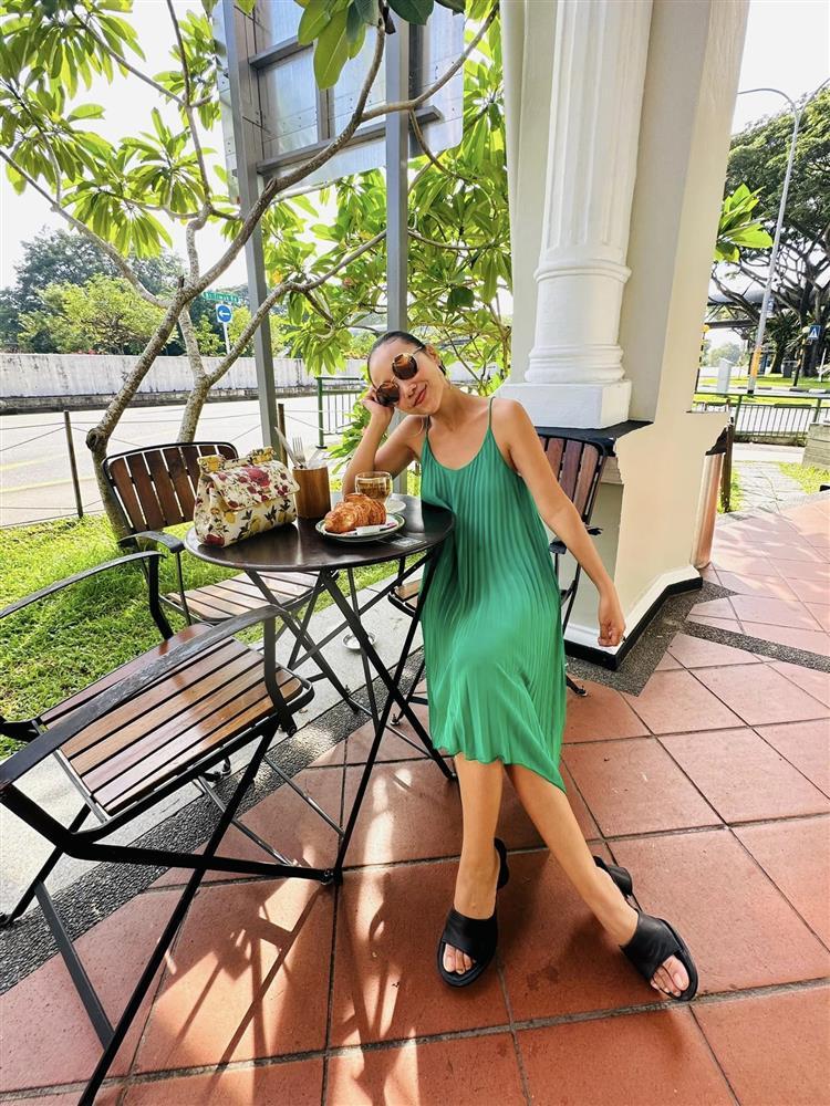 Làn da nâu không làm khó được Đoan Trang khi diện đồ sặc sỡ đi biển-8