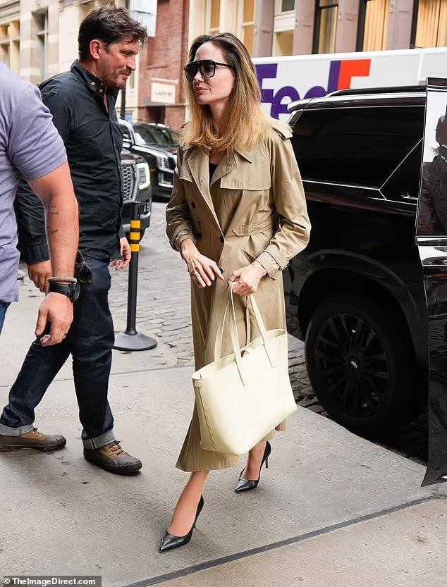 Angelina Jolie vi vu cùng con trai Pax Thiên-1