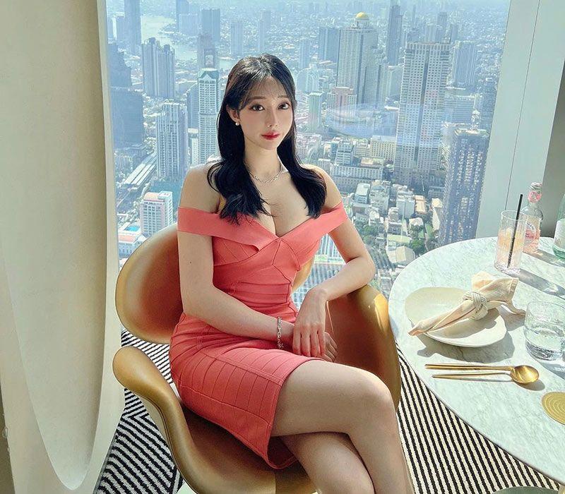 Cô gái mặc đồ như lưới đánh cá đi chợ đêm, người qua đường nhìn mãi không chán-1