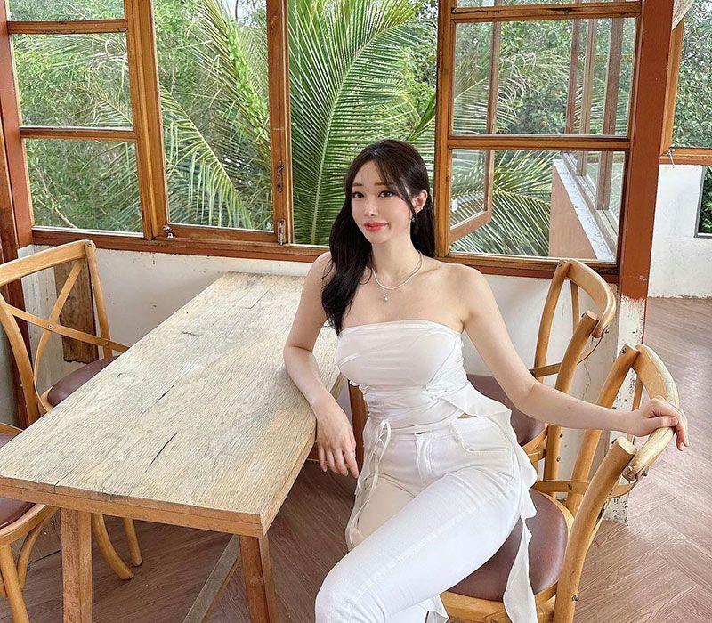 Cô gái mặc đồ như lưới đánh cá đi chợ đêm, người qua đường nhìn mãi không chán-10