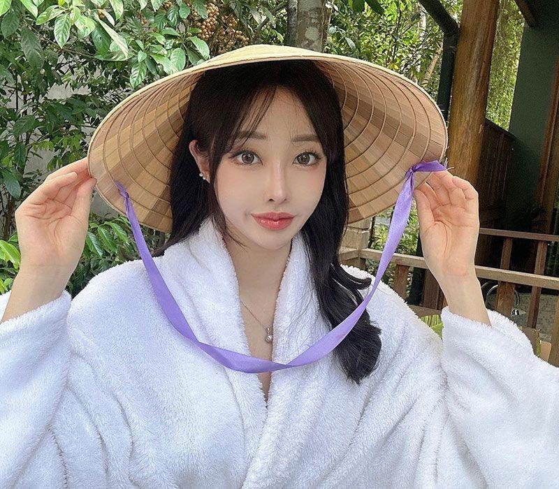 Cô gái mặc đồ như lưới đánh cá đi chợ đêm, người qua đường nhìn mãi không chán-9