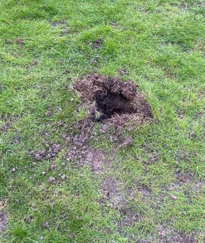 Thấy viên đá từ trên trời rơi trúng nhà, người đàn ông cười lớn vì vớ 5 tỷ đồng-1