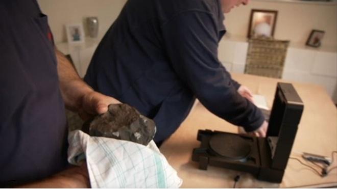 Thấy viên đá từ trên trời rơi trúng nhà, người đàn ông cười lớn vì vớ 5 tỷ đồng-2