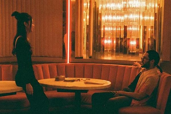 Người khiến Jennie (BlackPink) điêu đứng với cảnh gợi dục-2