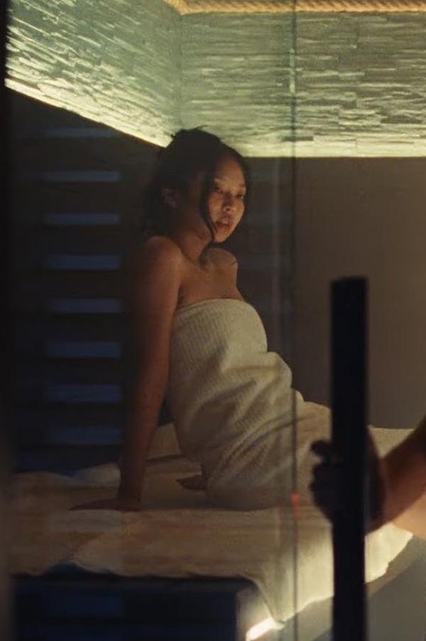 Người khiến Jennie (BlackPink) điêu đứng với cảnh gợi dục-4