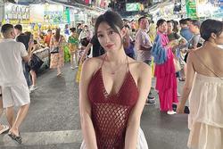 Cô gái mặc đồ như lưới đánh cá đi chợ đêm, người qua đường nhìn mãi không chán