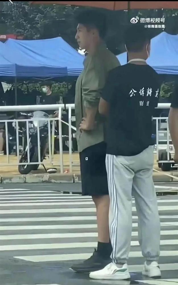 Hoàng Cảnh Du tới tận phim trường hẹn hò cùng Địch Lệ Nhiệt Ba-1