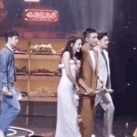 Hoàng Cảnh Du tới tận phim trường hẹn hò cùng Địch Lệ Nhiệt Ba-4