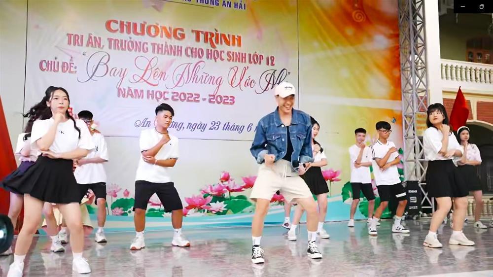 Thầy hiệu phó Hải Phòng diện quần đùi nhảy cực sung chia tay học sinh-1