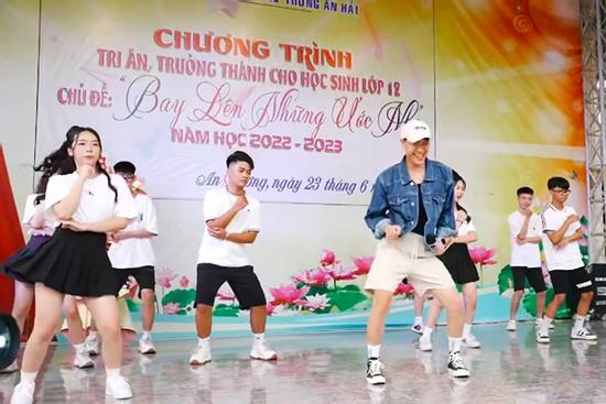 Thầy hiệu phó Hải Phòng diện quần đùi nhảy 'cực sung' chia tay học sinh