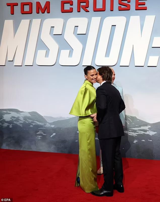 Tom Cruise thân mật với tình cũ tin đồn trên thảm đỏ-1