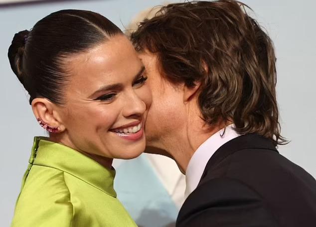 Tom Cruise thân mật với tình cũ tin đồn trên thảm đỏ-2