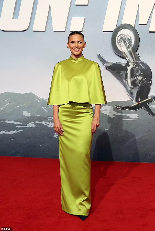 Tom Cruise thân mật với tình cũ tin đồn trên thảm đỏ-3