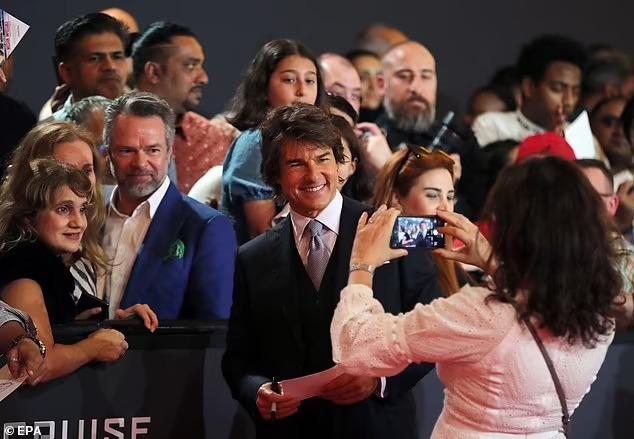 Tom Cruise thân mật với tình cũ tin đồn trên thảm đỏ-4