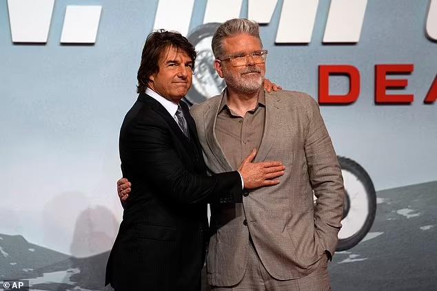 Tom Cruise thân mật với tình cũ tin đồn trên thảm đỏ-5