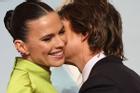 Tom Cruise thân mật với 'tình cũ tin đồn' trên thảm đỏ