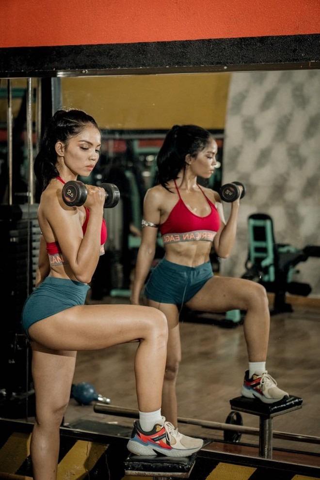 Nữ công nhân lột xác thành búp bê cơ bắp, 5 năm chạy đua thoát khỏi cửa tử-4