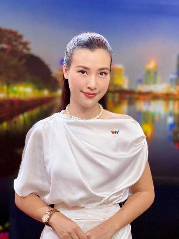 Á hậu đóng Cô Đơn Trên Sofa của Hà Hồ: Gái một con, eo con kiến nhờ cật lực đốt mỡ-1