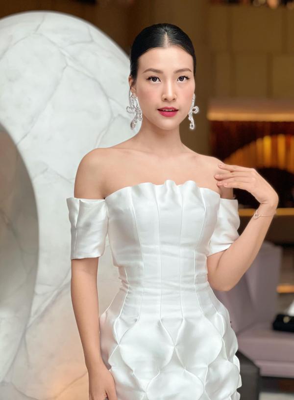 Á hậu đóng Cô Đơn Trên Sofa của Hà Hồ: Gái một con, eo con kiến nhờ cật lực đốt mỡ-6