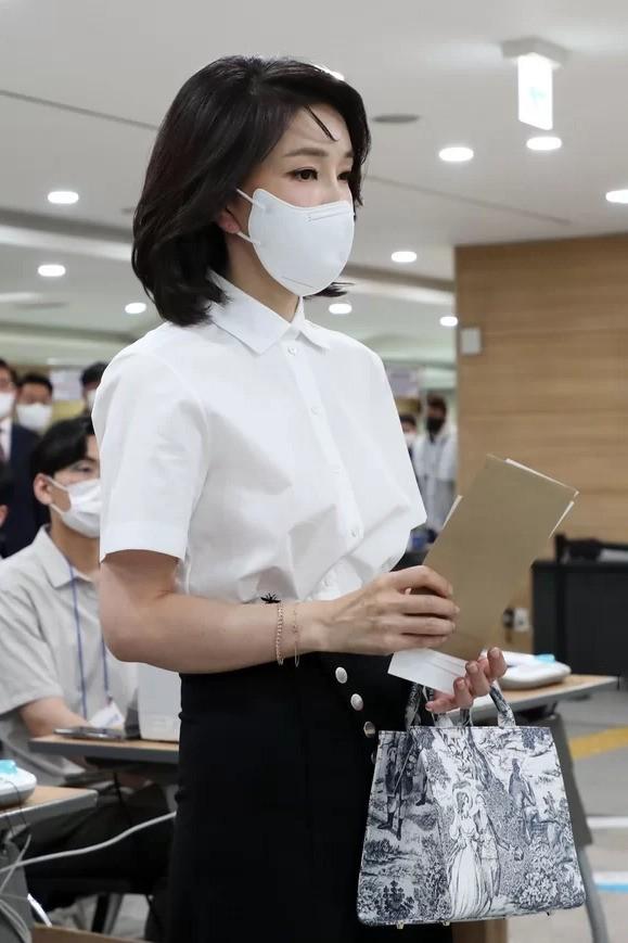 Đệ nhất phu nhân Hàn Quốc luôn khiến váy áo cháy hàng-5