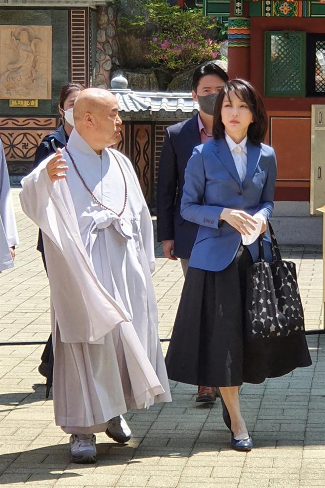 Đệ nhất phu nhân Hàn Quốc luôn khiến váy áo cháy hàng-8
