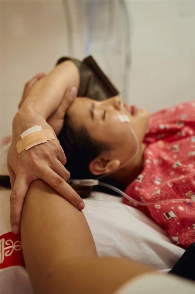 Đau đẻ dữ dội, Phương Trinh Jolie không màng mặt nạ phấn son, điều dưỡng khen câu nở mũi-1