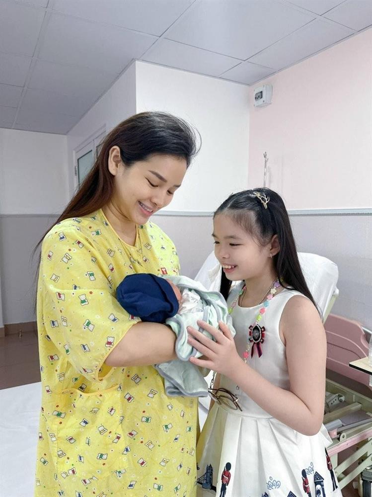 Đau đẻ dữ dội, Phương Trinh Jolie không màng mặt nạ phấn son, điều dưỡng khen câu nở mũi-3