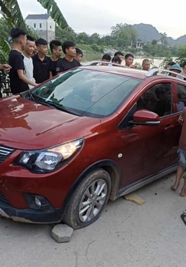 Khởi tố vụ án, tạm giữ ba cán bộ công an bắn chết dê của dân rồi cho vào cốp xe-1