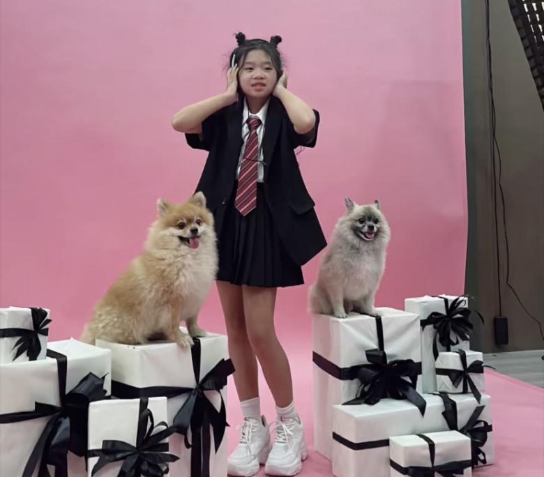 Con gái cố diễn viên Mai Phương 10 tuổi chân dài như sếu, cân đủ phong cách, trang điểm xinh hệt mẹ-3