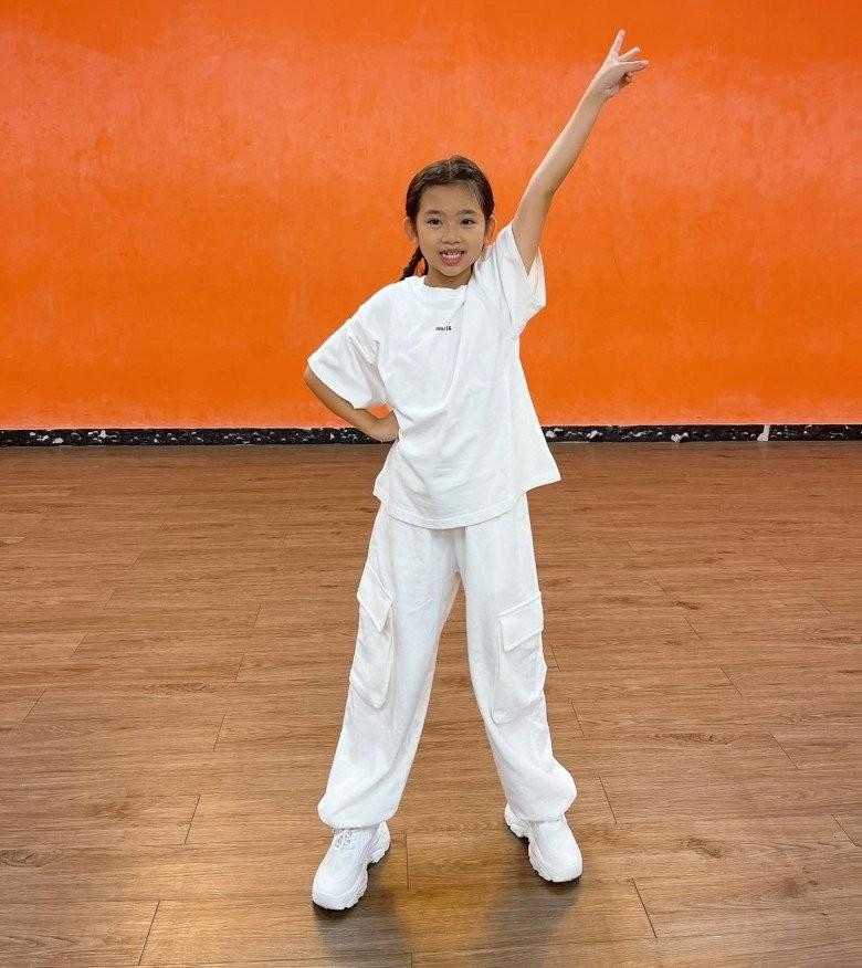 Con gái cố diễn viên Mai Phương 10 tuổi chân dài như sếu, cân đủ phong cách, trang điểm xinh hệt mẹ-8