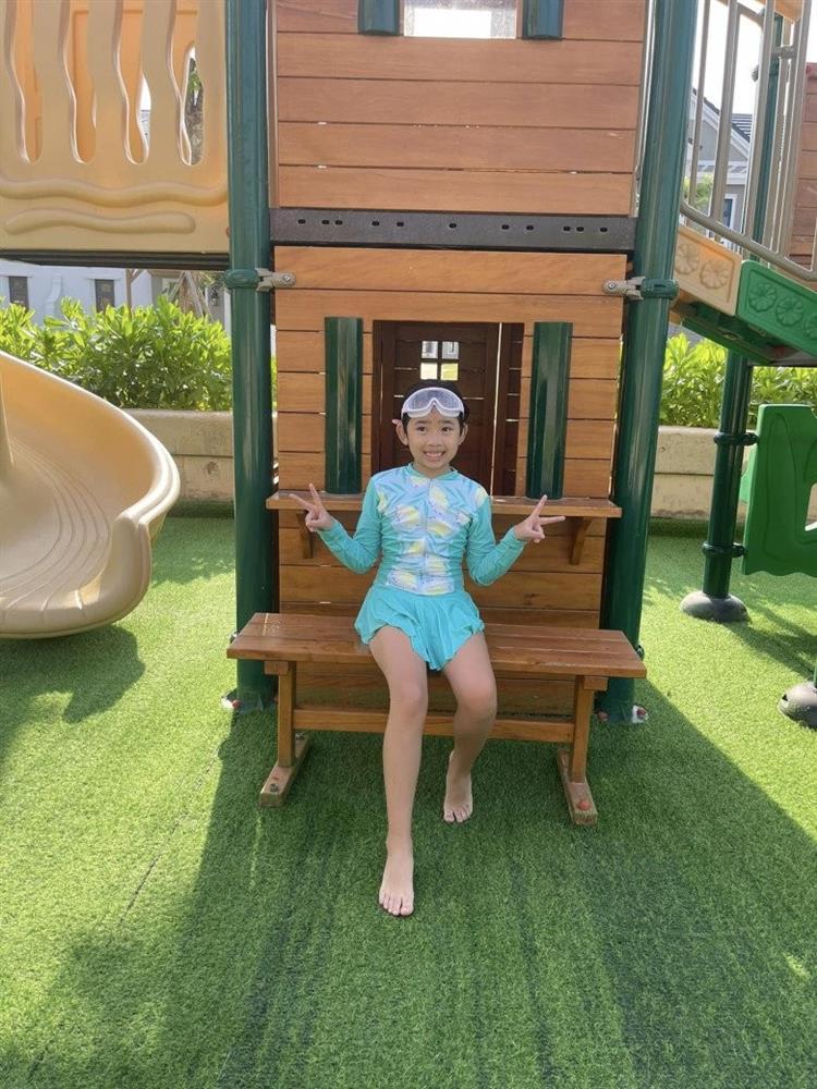 Con gái cố diễn viên Mai Phương 10 tuổi chân dài như sếu, cân đủ phong cách, trang điểm xinh hệt mẹ-9