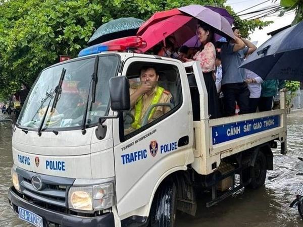 Mưa lớn gây ngập, CSGT dùng xe chuyên dụng đưa thí sinh tới điểm thi tốt nghiệp THPT-1