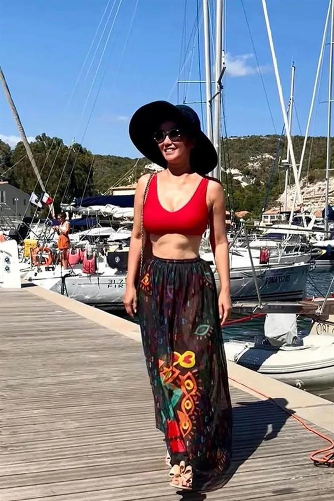 Sở hữu cơ bụng 6 múi ở tuổi U60, diva Hồng Nhung mặc gì đi biển?-9