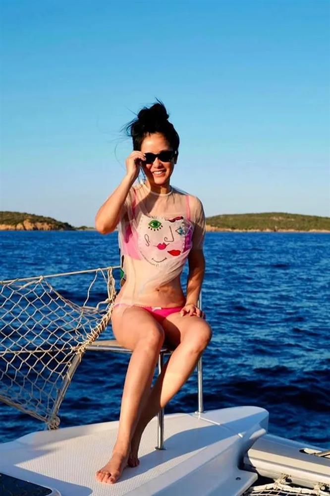 Sở hữu cơ bụng 6 múi ở tuổi U60, diva Hồng Nhung mặc gì đi biển?-6