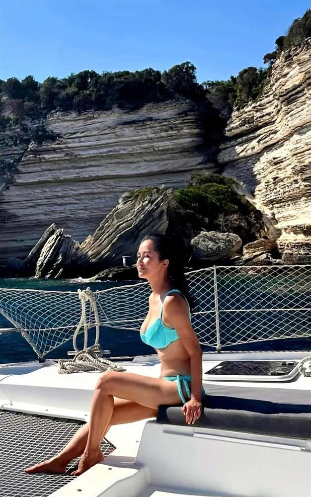 Sở hữu cơ bụng 6 múi ở tuổi U60, diva Hồng Nhung mặc gì đi biển?-7