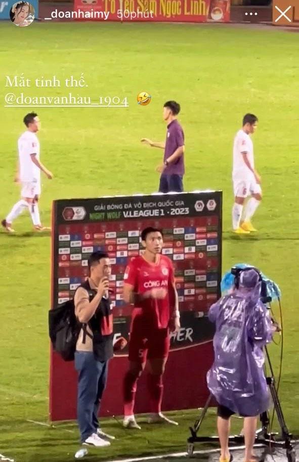 Văn Hậu đưa Hải My về thăm quê, nắm tay nàng đi từ khán đài đến liveshow-2